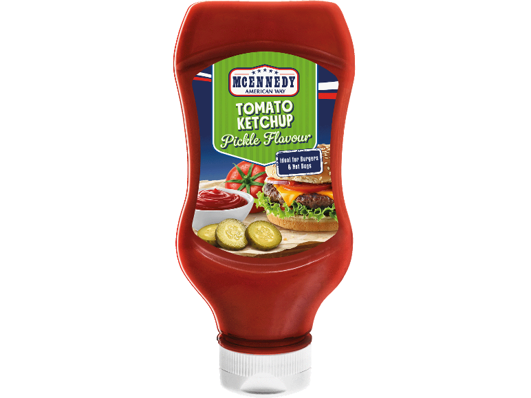 Flaska tomatketchup med picklesmak, med en hamburgare och inlagd gurka.
