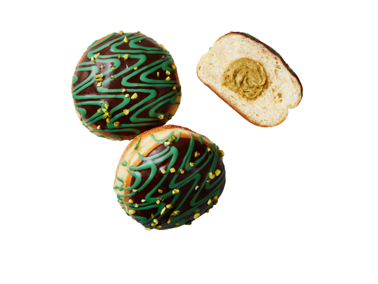 Chokladdoughnuts med pistagefyllning, en skuren för att visa insidan.