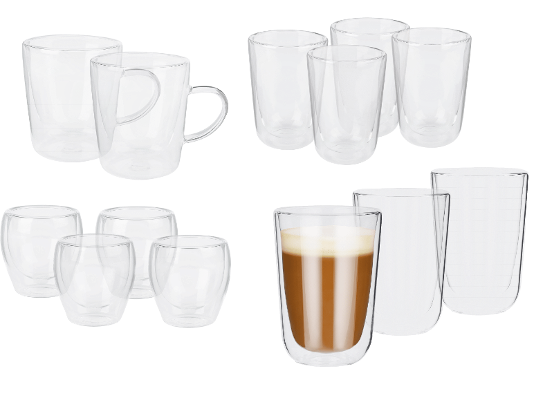 Dubbelväggiga glasmuggar och koppar, en fylld med kaffe.