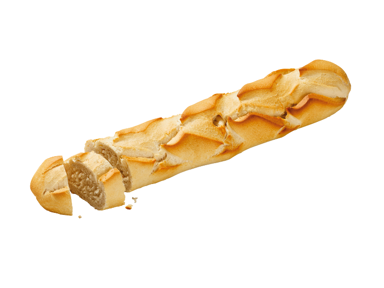Skivad baguette med krispig skorpa på svart bakgrund.