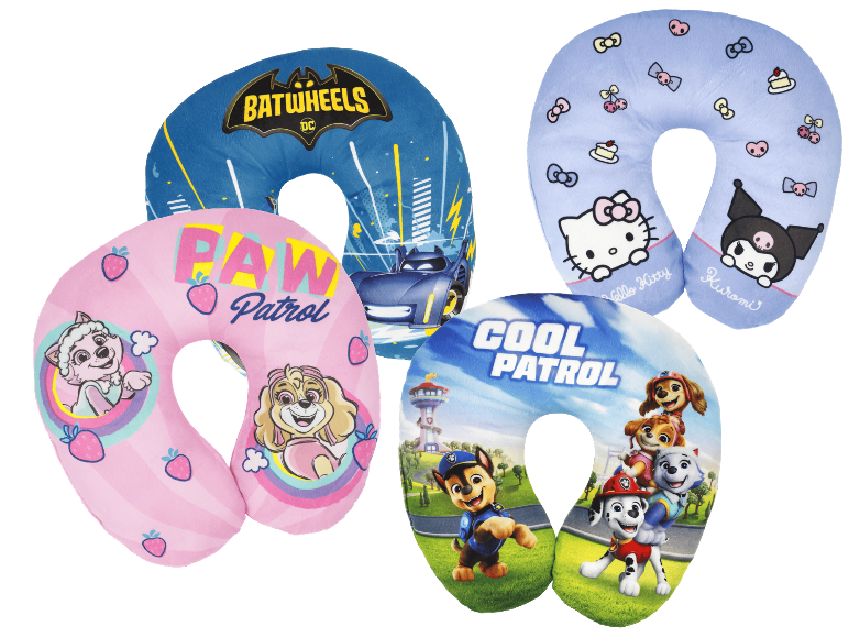 Fyra resekuddar för barn med tecknade motiv, inklusive Batwheels, Paw Patrol och Hello Kitty.
