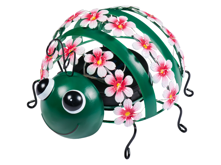 Trädgårdsdekoration i metall formad som en nyckelpiga med rosa blommor och solcellslampor.