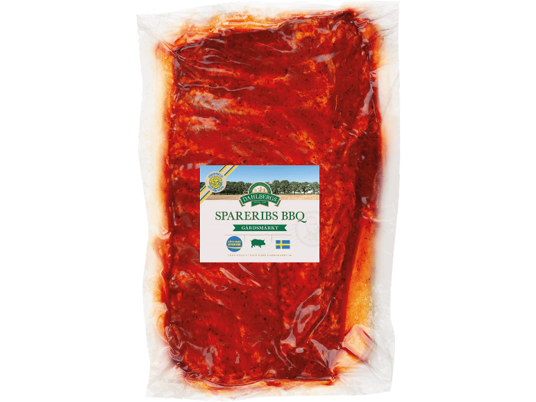 Förpackning marinerade BBQ-spareribs, med etikett som anger «Kött från Sverige».