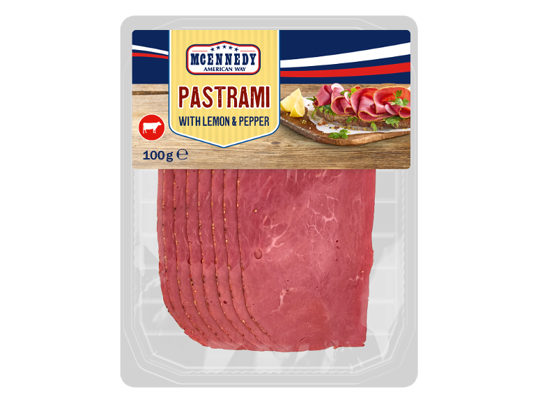 Förpackning pastrami med citron och peppar, med en pastrami-smörgås ovanpå.