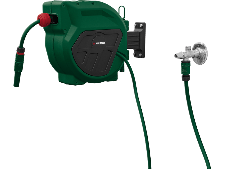 Grön väggmonterad automatisk trädgårdsslangvinda med ansluten slang och kran.