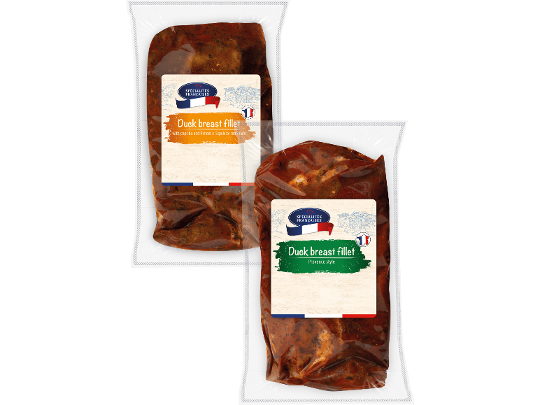 Två vakuumförpackade ankbröstfiléer, en med paprika- och Piment d'Espelette-marinad, den andra i Provence-stil.