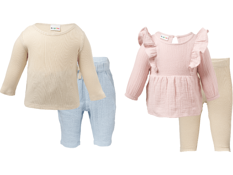 Två set babykläder: en beige långärmad topp och blå byxor, samt en rosa volangtopp och beige leggings.