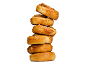 Stapel av sex gyllenbruna kanelbullar med pärlsocker på vit bakgrund.