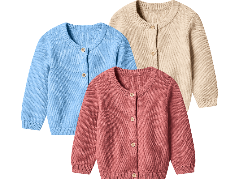 Tre stickade barnkoftor i blått, beige och rosa med knappar.