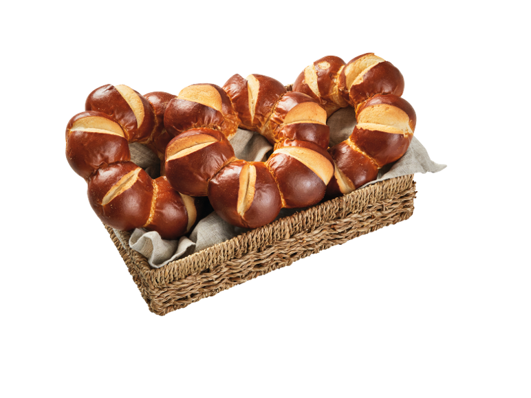 Flätad korg med bruna bullar arrangerade i hjärtform på en grå duk.