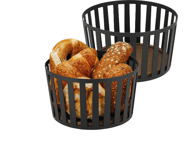 Två svarta brödkorgar med croissanter, bullar och fullkornsbröd.