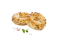 Två allt-bagels med kryddor, strödda med frön och örter, på svart bakgrund.
