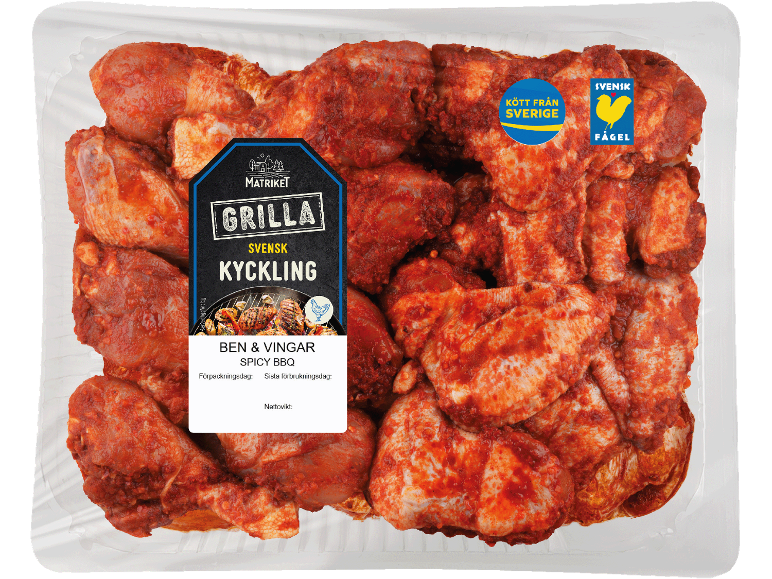 Kryddig marinerad kyckling med ben och vingar, med svenska produktetiketter.