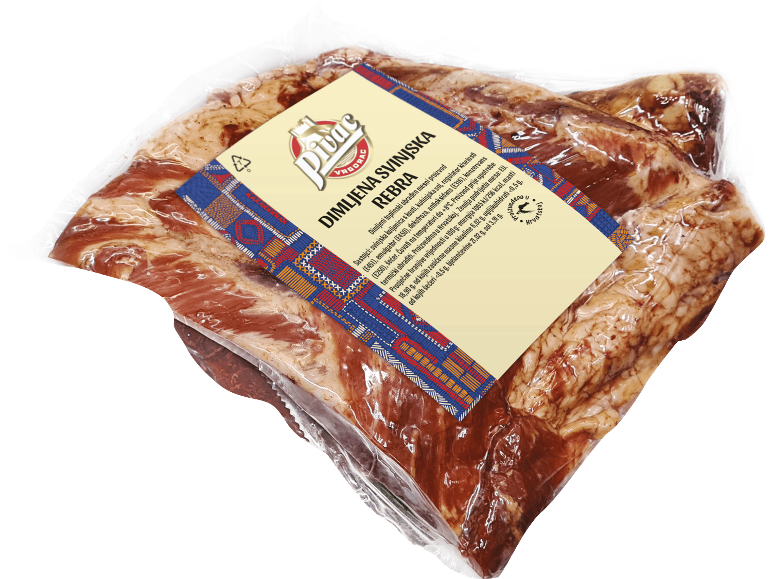 Vakuumförpackade rökta fläskrevben med produktetikett.