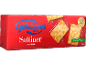 Röd förpackning med salta kex, med text och bilder på kex.