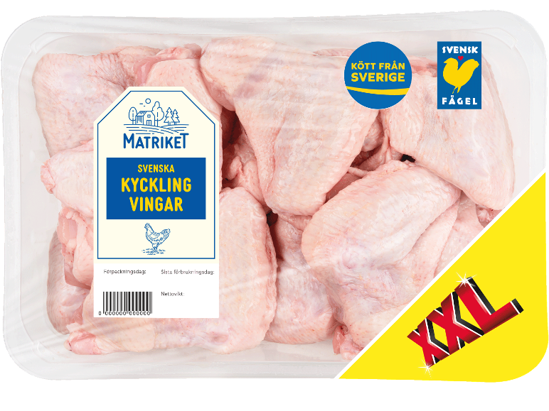 Förpackning med råa kycklingvingar, med etiketter som indikerar svenskt kött.