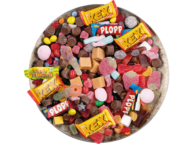 Ett sortiment av blandat godis, inklusive chokladkakor och gelégodis, i en skål.