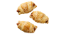 Tre salta croissanter med korv och sesamfrön på svart bakgrund.