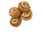Fyra kanelbullar med pärlsocker, staplade på en svart bakgrund.