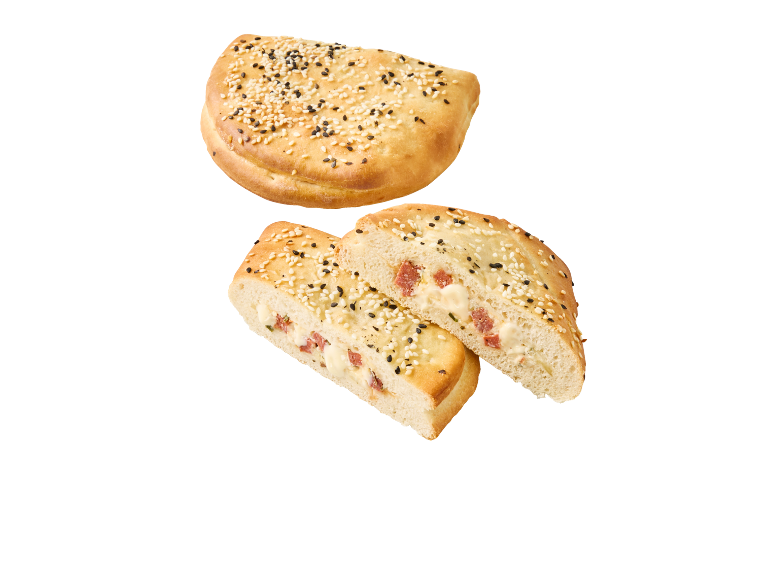 Två fyllda flatbröd, ett halverat, med sesamfrön.