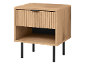 Nattduksbord i trä med räfflad låda och öppen hylla, på svarta metallben.