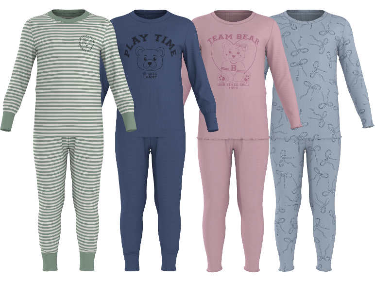 Fyra pyjamasset för barn: randigt, blått med 'PLAY TIME', rosa med 'TEAM BEAR' och ljusblått med rosettmönster.