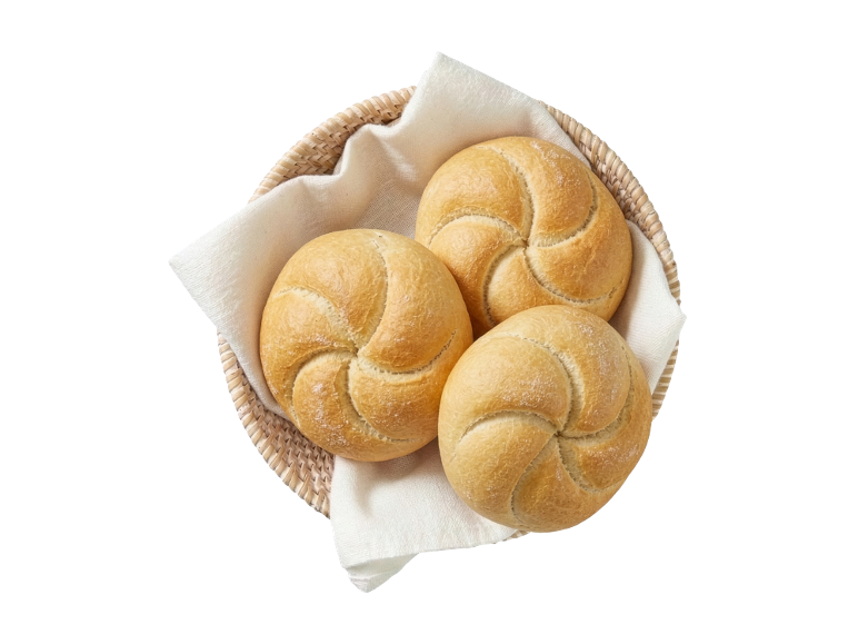 Tre runda bröd i en korg med en vit duk.