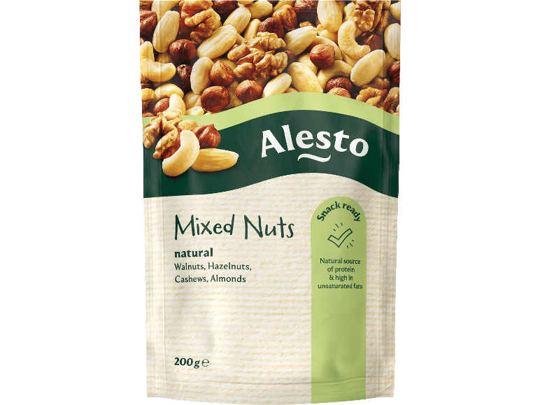 Påse med blandade nötter inklusive valnötter, hasselnötter, cashewnötter och mandlar, som framhäver naturligt protein och hälsosamma fetter.