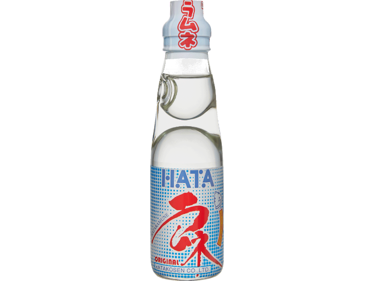 Japansk läskflaska med glaskula, med röd och blå text.