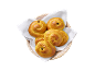Klassiska lussebullar i en flätad korg med vit servett.