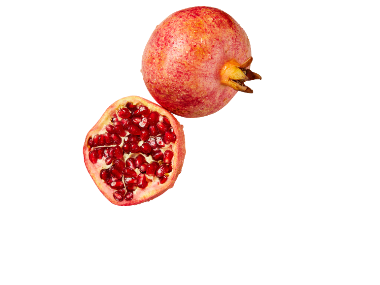 Helt och halvt granatäpple med röda frön på svart bakgrund.