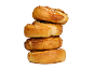 Stapel av fyra gyllenbruna kanelbullar med pärlsocker på vit bakgrund.