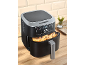 Svart airfryer med digital display '200' och en korg full med potatisklyftor.