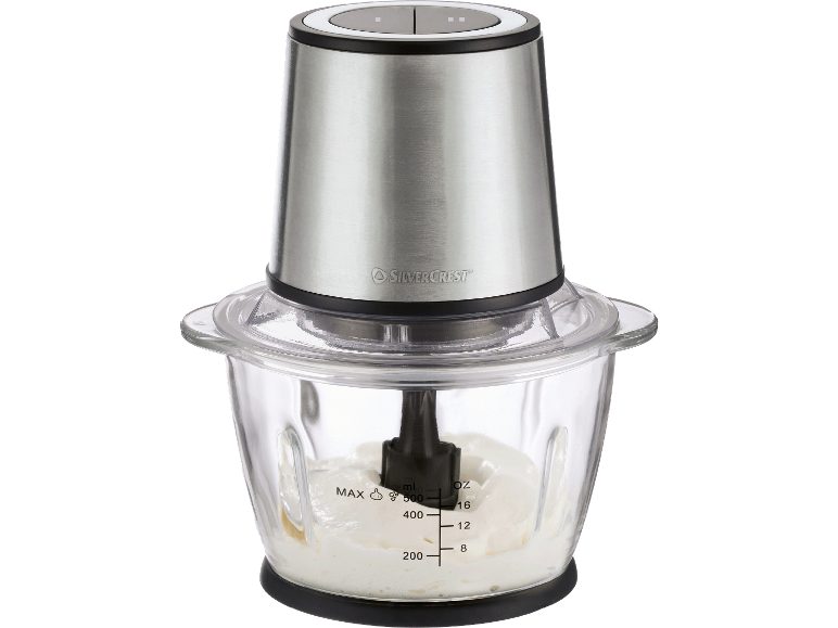 Elektrisk hackare med glasskål fylld med vit kräm, med volymmått.