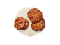 Kanelbullar och kardemummabullar på en marmorplatta.