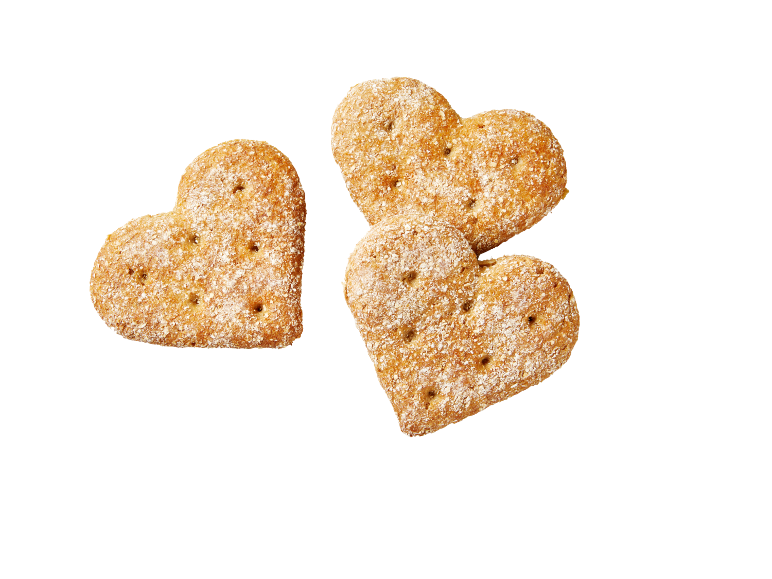 Hjärtformade kex med florsocker på svart bakgrund