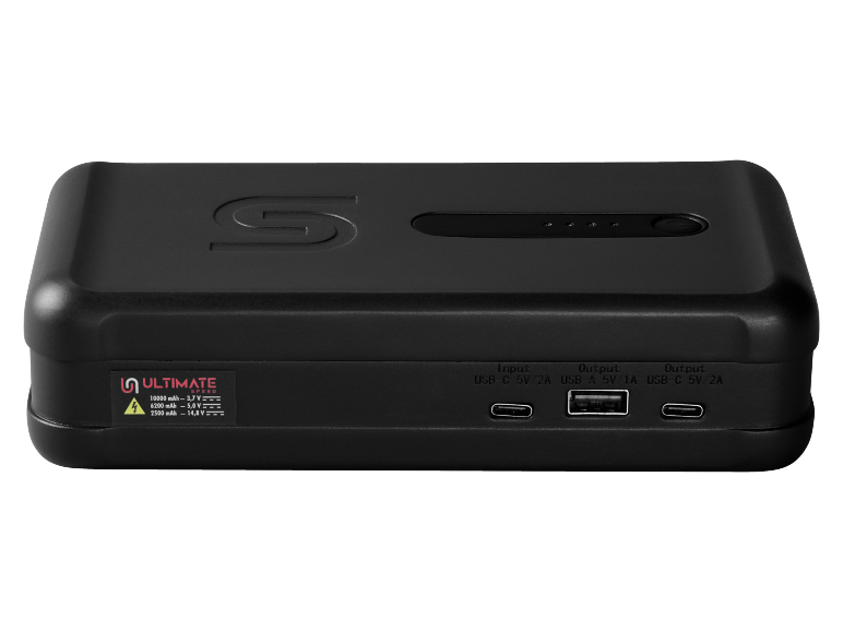 Svart bärbar powerbank med USB-C och USB-A portar, visar kapacitet och spänning.