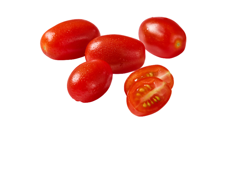 Färska, röda plommontomater, några halverade.