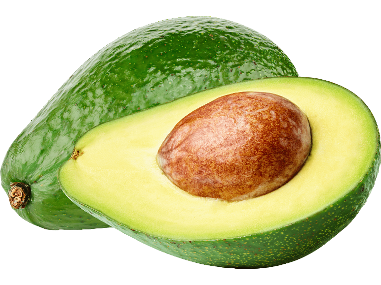 Hel avokado och halv avokado med kärna mot svart bakgrund.