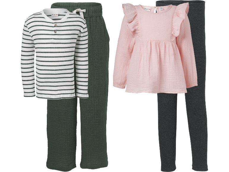 Två uppsättningar barnkläder: en vit-grönrandig topp med gröna byxor och en rosa topp med volanger med grå leggings.