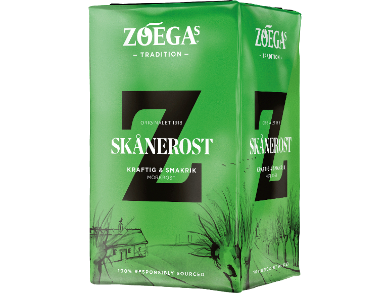 Grön kaffeförpackning med vit och svart text, traditionell design och lantligt landskap.