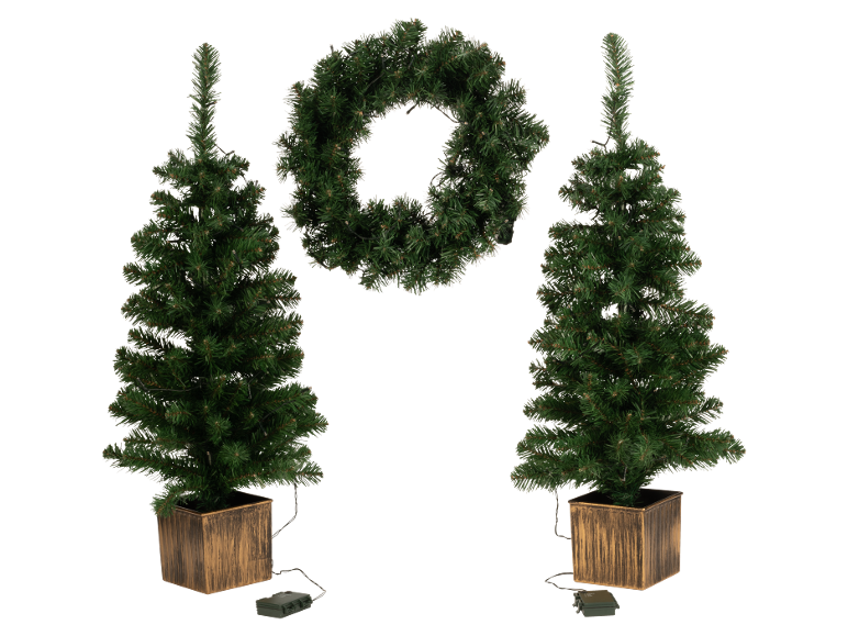 Två konstgjorda växter och en julkrans med ljus.