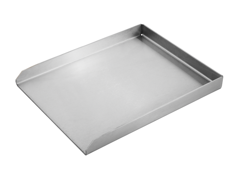 Rektangulär bakplåt i metall med upphöjda kanter på svart bakgrund.