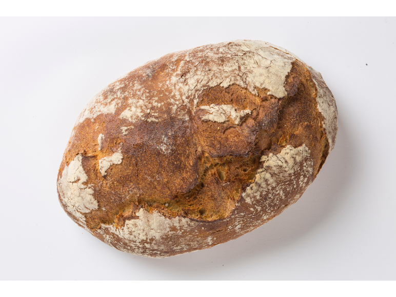 Rustikt lantbröd med krispig, mjölad skorpa på vit bakgrund.