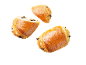 Tre chokladcroissanter, en halverad, på svart bakgrund.