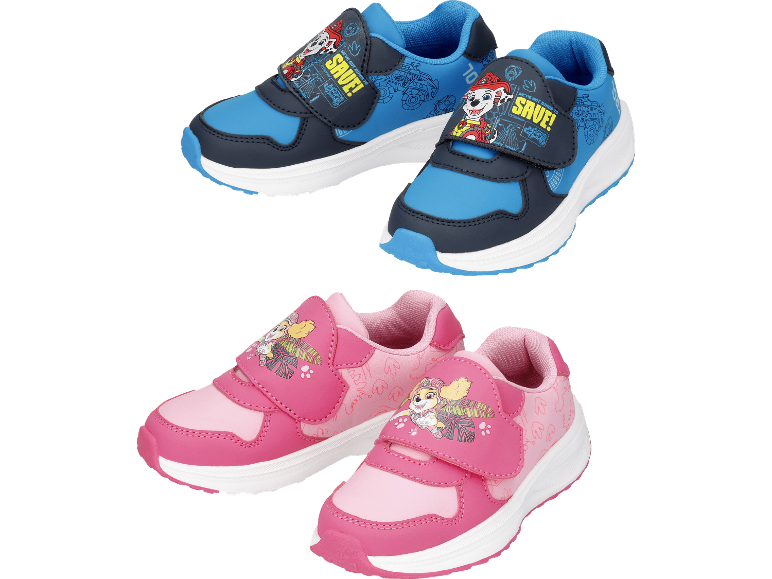 Två par barnsneakers: blå med Marshall från Paw Patrol och rosa med Skye.