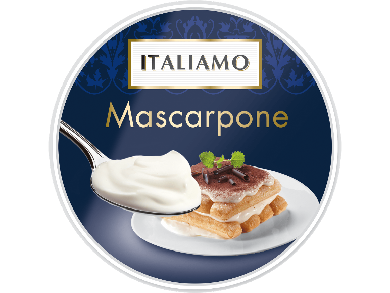 Mascarpone med tiramisu-dessert på tallrik, sked med grädde