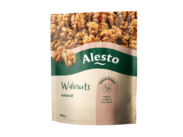 Påse med naturliga valnötter med texten 'Snack happy' och 'High in omega-3 fatty acids'.