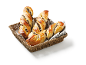 Chokladflätor i en flätad korg med en randig duk.