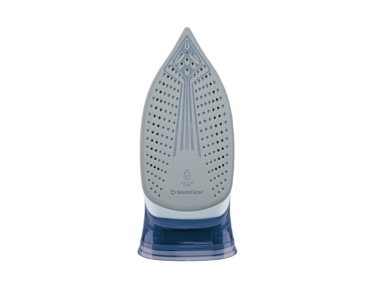 Närbild av en strykjärns keramiska stryksula med ånghål.